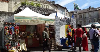 Marché médiéval à la fête des médiévales de St Léonard