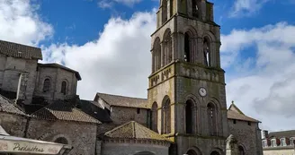 marché hebdomadaire de Saint Léonard de Noblat devant la collégiale et dans le centre historique