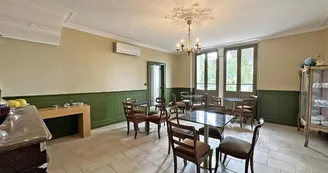 Le Manoir des Perrières à Rochechouart en Haute-Vienne (Nouvelle Aquitaine) - salle des petits déjeuners_17