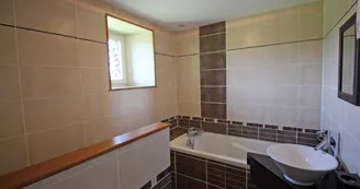 Gite" La Feuillardière" à Champagnac La Riviere en Haute-Vienne salle de bain "italienne"_30