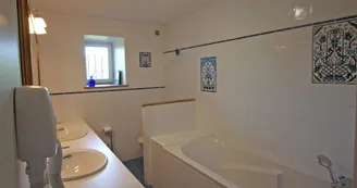 Gite" La Feuillardière" à Champagnac La Riviere en Haute-Vienne salle de bain chambre double en bas_22