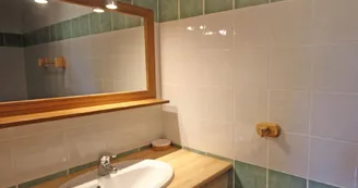 Gite" La Feuillardière" à Champagnac La Riviere en Haute-Vienne salle de bain chambre en bas_34