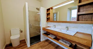 Le manoir de la Borie sur la commune de La Porcherie en Haute-Vienne - salle d'eau avec wc chambre 5_36