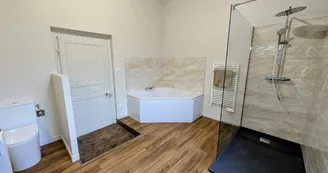 Le manoir de la Borie sur la commune de La Porcherie en Haute-Vienne - salle de bain commune 1er étage_37
