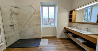 Le manoir de la Borie sur la commune de La Porcherie en Haute-Vienne - salle de bain commune 1er étage_38