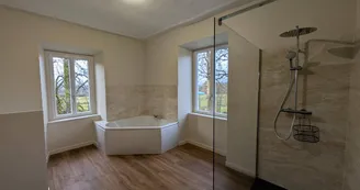Le manoir de la Borie sur la commune de La Porcherie en Haute-Vienne - salle de bains avec baignoire, douche et wc privée à la chambre 8_42