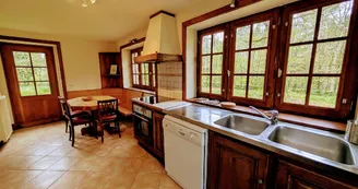 La Maison des Bois gîte du Domaine de Montintin à Chateau Chervix - cuisine_9