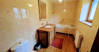 La Maison des Bois gîte du Domaine de Montintin à Chateau Chervix - salle de bains et wc 1er étage_13