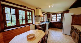 La Maison des Bois gîte du Domaine de Montintin à Chateau Chervix - cuisine_8