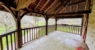 La Maison des Bois gîte du Domaine de Montintin à Chateau Chervix - une des terrasses couvertes de l'étage_3