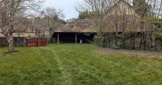 La Maison des Bois gîte du Domaine de Montintin à Chateau Chervix - jardin entièrement clos _22