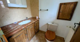 La Maison des Bois gîte du Domaine de Montintin à Chateau Chervix - wc du rez de chaussée_10