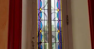 Chambre d'hotes" Le Chateau De Saint Roch" à Ambazac en Haute-Vienne (Limousin) - vitrail chambre rouge_11