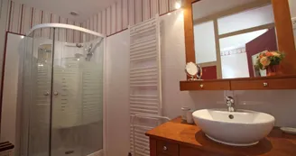 Chambre d'hôtes de la Ferme de la Roche à Bonnac la Côte en Haute-Vienne (Limousin)- chambre Rose Marine_10