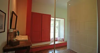 La salle de douche de la suite de Tante Madeleine le Masbareau Chambres et Table d'Hôtes de Charme à Royeres en Haute-Vienne Limousin Nouvelle Aquitaine_16 La salle de douche de la suite de Tante Madeleine le Masbareau Chambres et Table d'Hôtes de Charme à Royeres en Haute-Vienne Limousin Nouvelle Aquitaine_16
