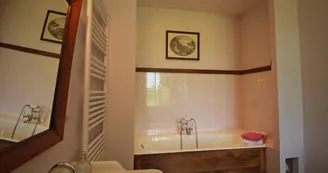 Salle de bain de la chambre de Minane au Masbareau,Chambre et Table d'Hôtes de Charme à Royères Haute-Vienne Limousin Nouvelle Aquitaine_7 Salle de bain de la chambre de Minane au Masbareau,Chambre et Table d'Hôtes de Charme à Royères Haute-Vienne Limousin Nouvelle Aquitaine_7