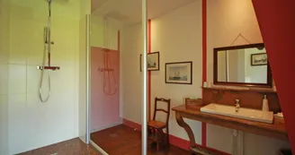 Salle de douche de la Suite de Tante Madeleine au Masbareau, Chambres et Table d'Hôtes de Charme à Royères en Haute-Vienne Limousin Nouvelle Aquitaine_15 Salle de douche de la Suite de Tante Madeleine au Masbareau, Chambres et Table d'Hôtes de Charme à Royères en Haute-Vienne Limousin Nouvelle Aquitaine_15