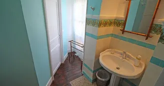 Château de Bort à Saint Priest Taurion en Haute-Vienne (Nouvelle Aquitaine)- salle d'eau chambre mauve_28