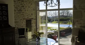 Vue sur la terrasse et la piscine_2