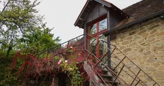 extérieur-gîte-des-mélides-gîtes-de-la-grènerie-saint-hilaire-les-places
