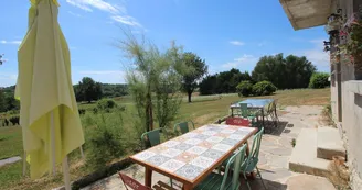 Gite de Gaby et Jean à Coussac Bonneval en Haute-Vienne, Nouvelle Aquitaine - la terrasse coté Sud_20