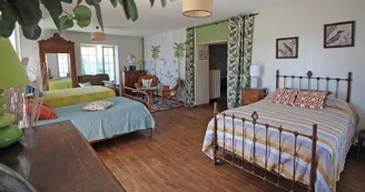 Gite de Gaby et Jean à Coussac Bonneval en Haute-Vienne, Nouvelle Aquitaine - la grande chambre 3 personnes_16