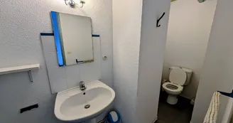 Gite "Royer - Etang de La Roche" à Meuzac en Haute-Vienne (Limousin) - douche lavabo wc privés à chambre double étage_10