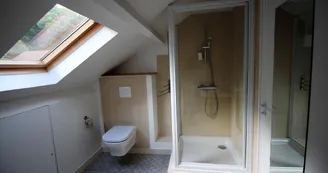 Gîte de Chalendeix en Haute-Vienne, la salle d'eau avec wc du 2nd Jaune_33