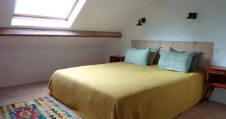 Gîte de Chalendeix à Nedde en Haute-Vienne (Limousin en Nouvelle Aquitaine). Chambre jaune au 2nd étage._30