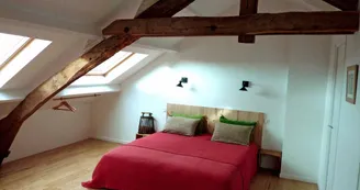 Gîte de Chalendeix à Nedde en Haute-Vienne (Limousin en Nouvelle Aquitaine). Chambre rouge 2nd étage._23
