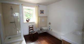 Gîte de Chalendeix à Nedde en Haute-Vienne (Limousin en Nouvelle Aquitaine). Salle d'eau chambre parme._16
