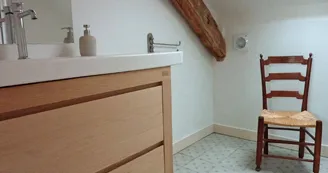 Gîte de Chalendeix à Nedde en Haute-Vienne (Limousin en Nouvelle Aquitaine). Salle d'eau chambre rouge._28