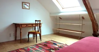Gîte de Chalendeix à Nedde en Haute-Vienne (Limousin en Nouvelle Aquitaine). Chambre rouge 2nd étage._24
