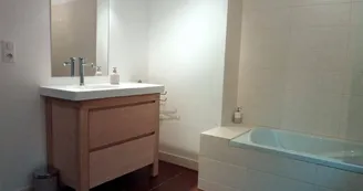 Gîte de Chalendeix à Nedde en Haute-Vienne (Limousin en Nouvelle Aquitaine). Salle de bains chambre céladon._22
