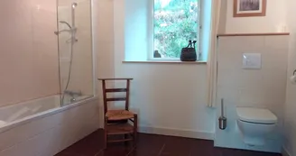 Gîte de Chalendeix à Nedde en Haute-Vienne (Limousin en Nouvelle Aquitaine). Salle de bains chambre céladon._21