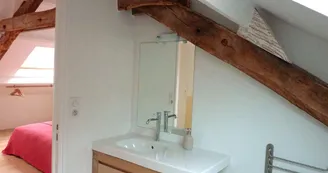 Gîte de Chalendeix à Nedde en Haute-Vienne (Limousin en Nouvelle Aquitaine). Salle d'eau chambre rouge._26