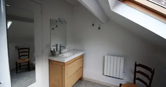 Gîte de Chalendeix en Haute-Vienne, la salle d'eau avec wc du 2nd Jaune_32