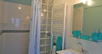 Le gîte de la rapiette à Saint Léonard de Noblat en Haute-Vienne (Limousin) - salle d'eau et wc_15 Le gîte de la rapiette à Saint Léonard de Noblat en Haute-Vienne (Limousin) - salle d'eau et wc_15