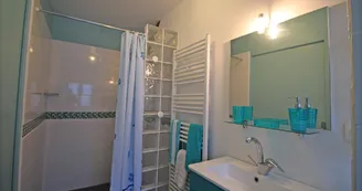 Le gîte de la rapiette à Saint Léonard de Noblat en Haute-Vienne (Limousin) - salle d'eau et wc_14 Le gîte de la rapiette à Saint Léonard de Noblat en Haute-Vienne (Limousin) - salle d'eau et wc_14