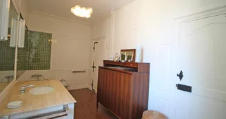 Domaine de Gensignac à Séreilhac en Haute-Vienne (Nouvelle Aquitaine)- salle de bain de la chambre bibliothèque et de la chambre jaune_29
