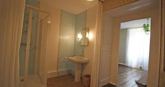Domaine de Gensignac à Séreilhac en Haute-Vienne (Nouvelle Aquitaine)- suite fleurie - salle d'eau_35