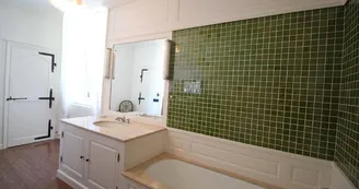 Domaine de Gensignac à Séreilhac en Haute-Vienne (Nouvelle Aquitaine)- salle de bain de la chambre bibliothèque et de la chambre jaune_28