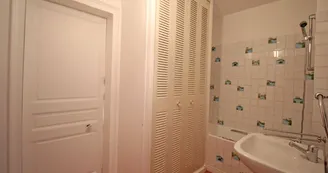 Domaine de Gensignac à Séreilhac en Haute-Vienne (Nouvelle Aquitaine)- salle de bains de la chambre brique et bleue canard_46