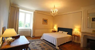 Domaine de Gensignac à Séreilhac en Haute-Vienne (Nouvelle Aquitaine)- chambre jaune_26