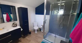 Le gîte à la campagne à Chassagnas sur la commune de La Croisille Sur Briance en Haute-Vienne - salle d'eau avec wc_16