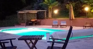 Gite "Le Moulin De Pont Pery" à Saint Martin Le Vieux en Haute-Vienne (Nouvelle Aquitaine). La piscine a nuit._10