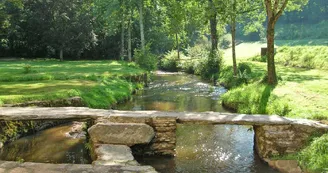 Gite "Le Moulin De Pont Pery" à Saint Martin Le Vieux en Haute-Vienne (Nouvelle Aquitaine). Le pont vieux (le Pont-Pery?)_5