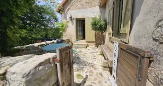 terrasse avec table pour repas & petit dejeuner avec vue sur la campagne