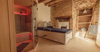 Salle bien-être avec sauna et lit hydromassant