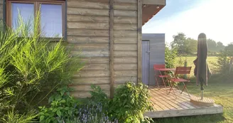 la roulotte et sa terrasse.